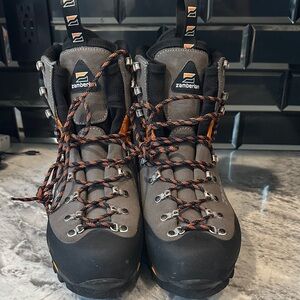 Zamberlan Men's Gray and Black Hiking Boots
Euro 46 11.5